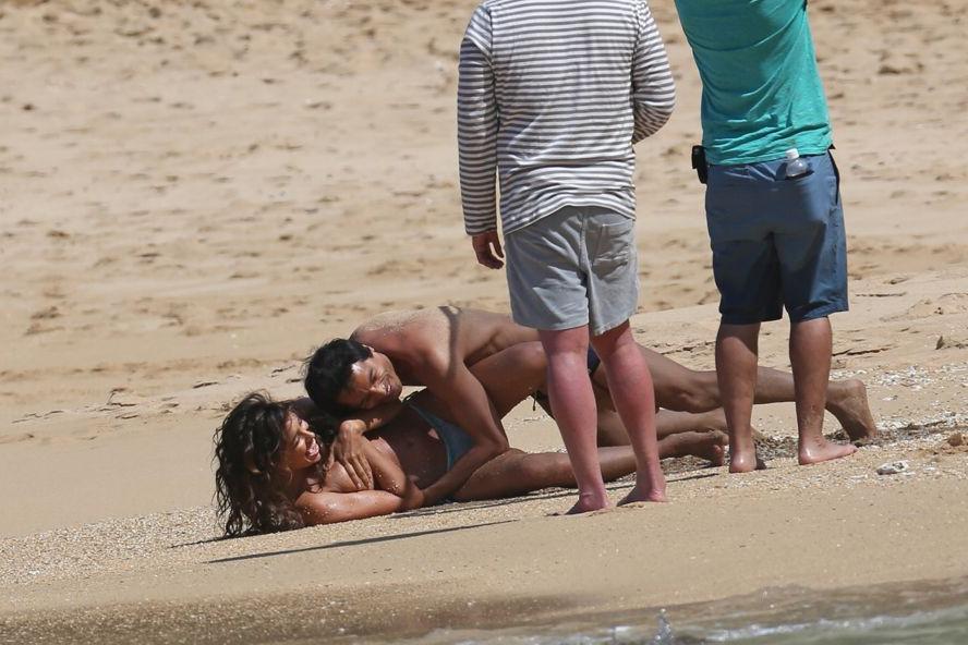 25P Irina Shayk boob flash