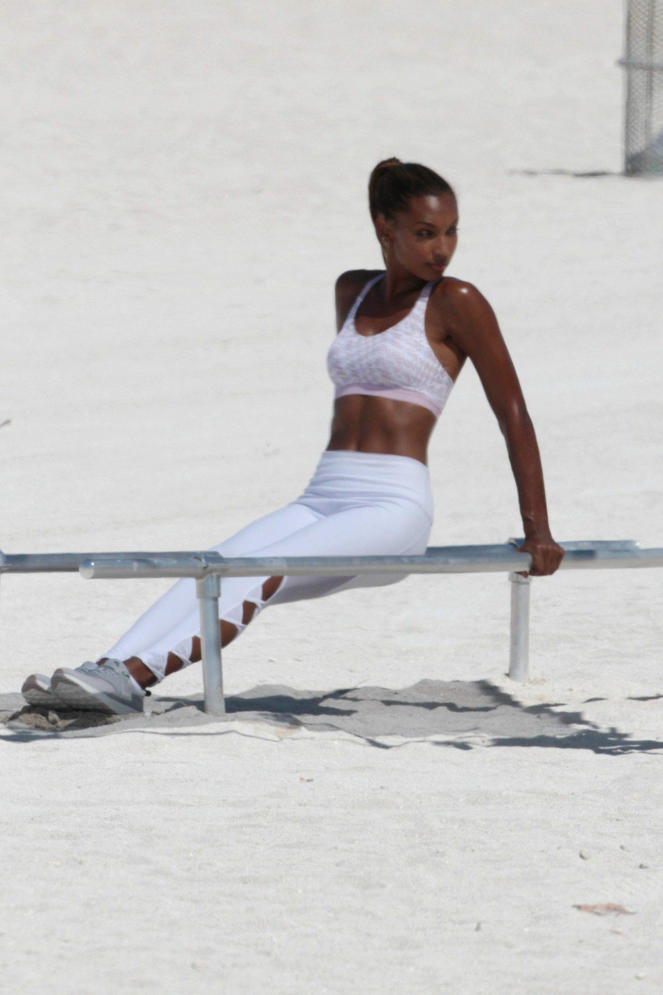 15P Jasmine Tookes Beach Workout Photos