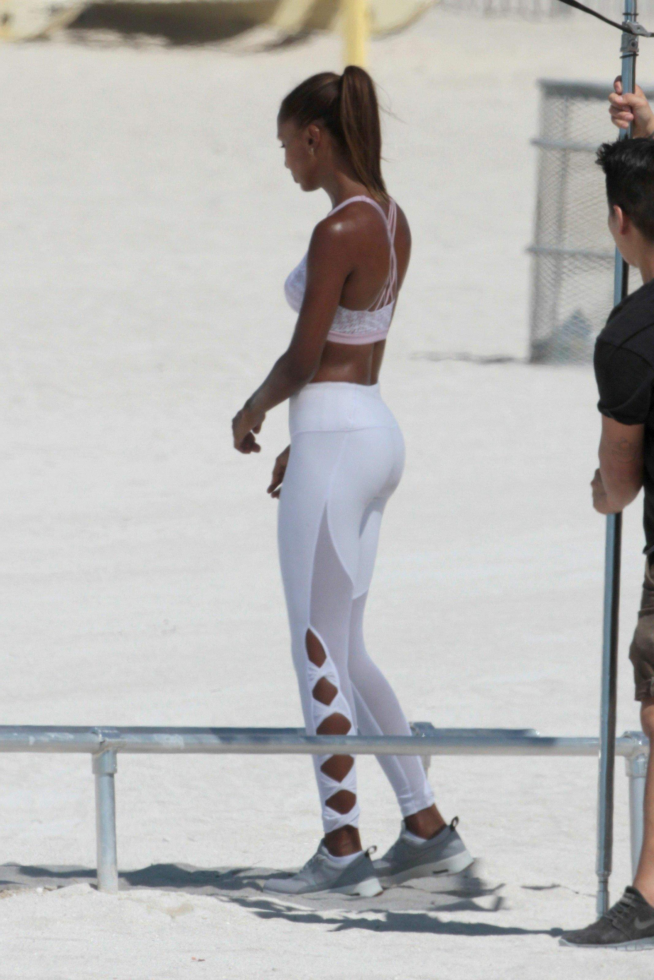 15P Jasmine Tookes Beach Workout Photos