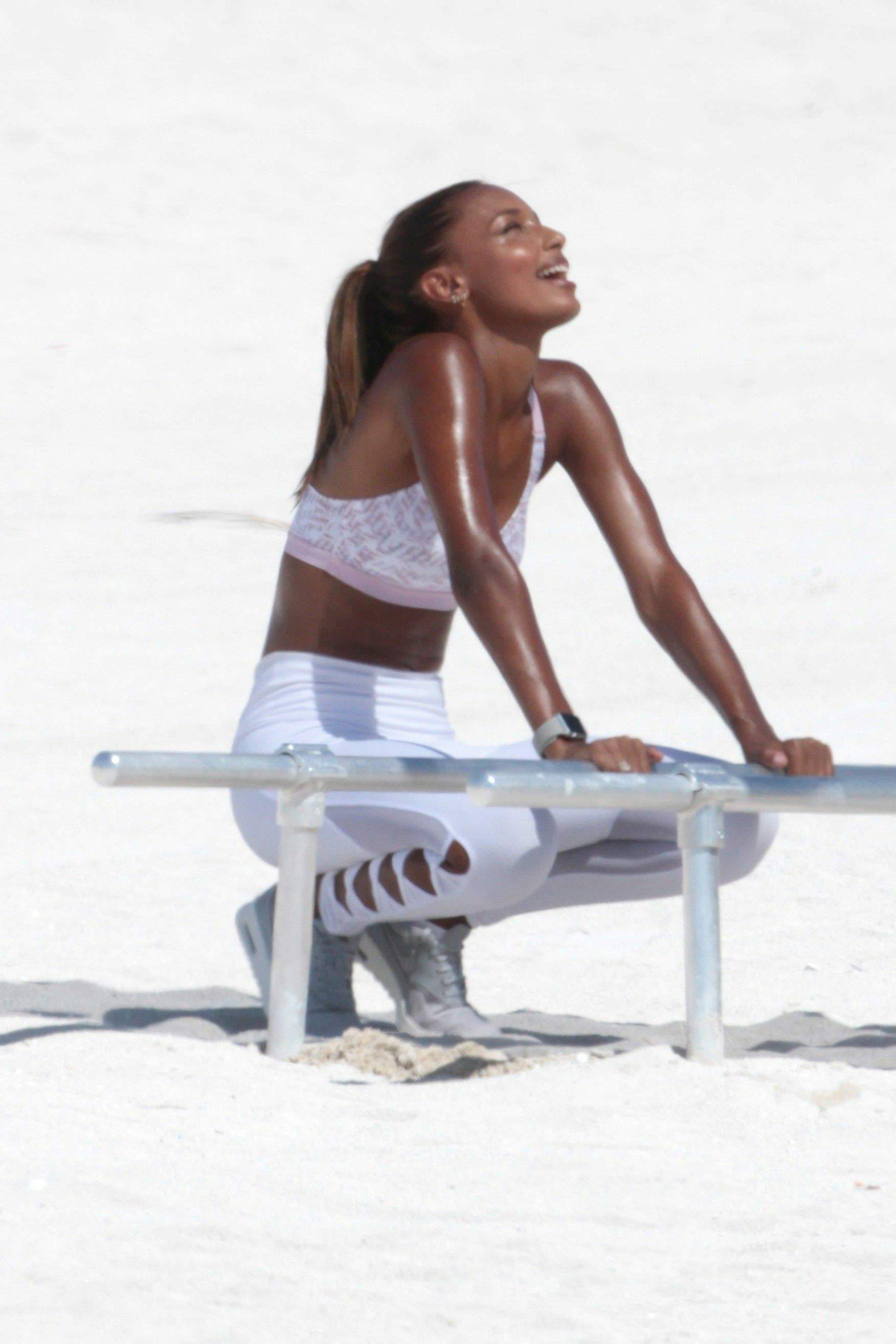 15P Jasmine Tookes Beach Workout Photos