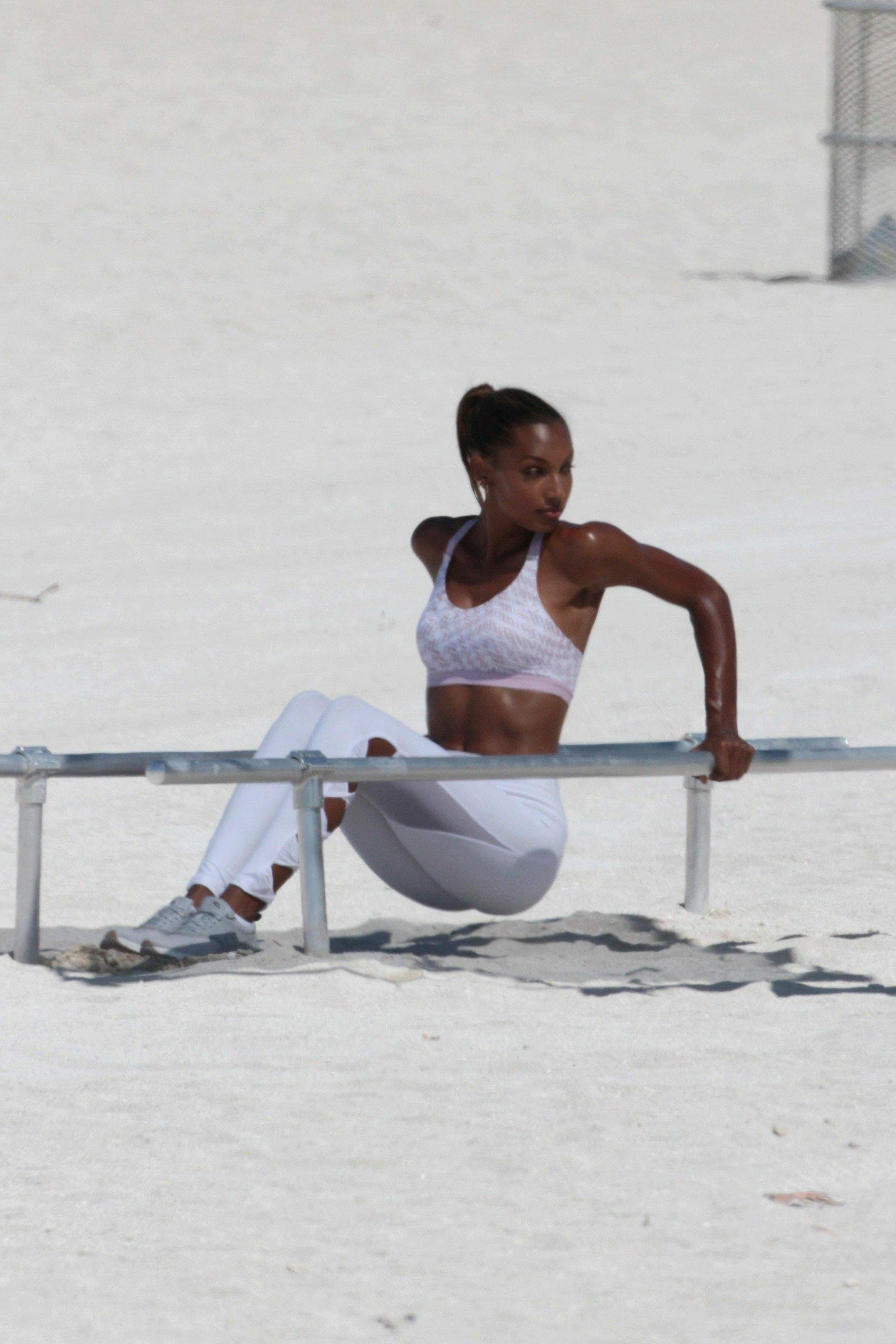 15P Jasmine Tookes Beach Workout Photos