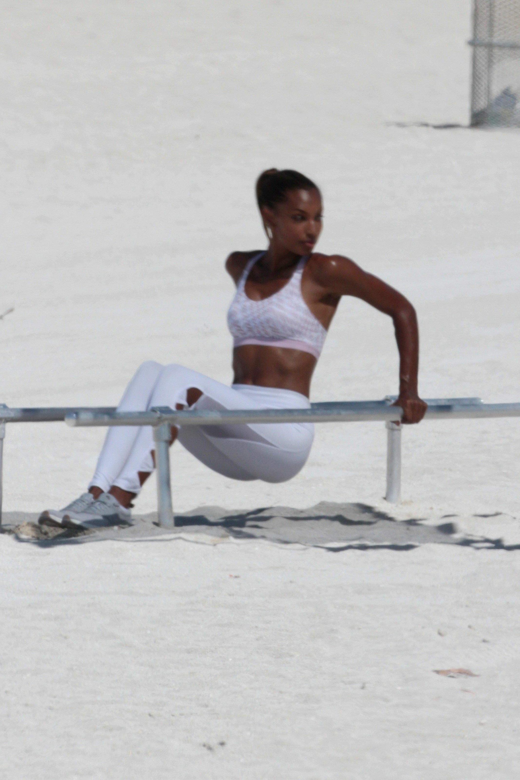 15P Jasmine Tookes Beach Workout Photos