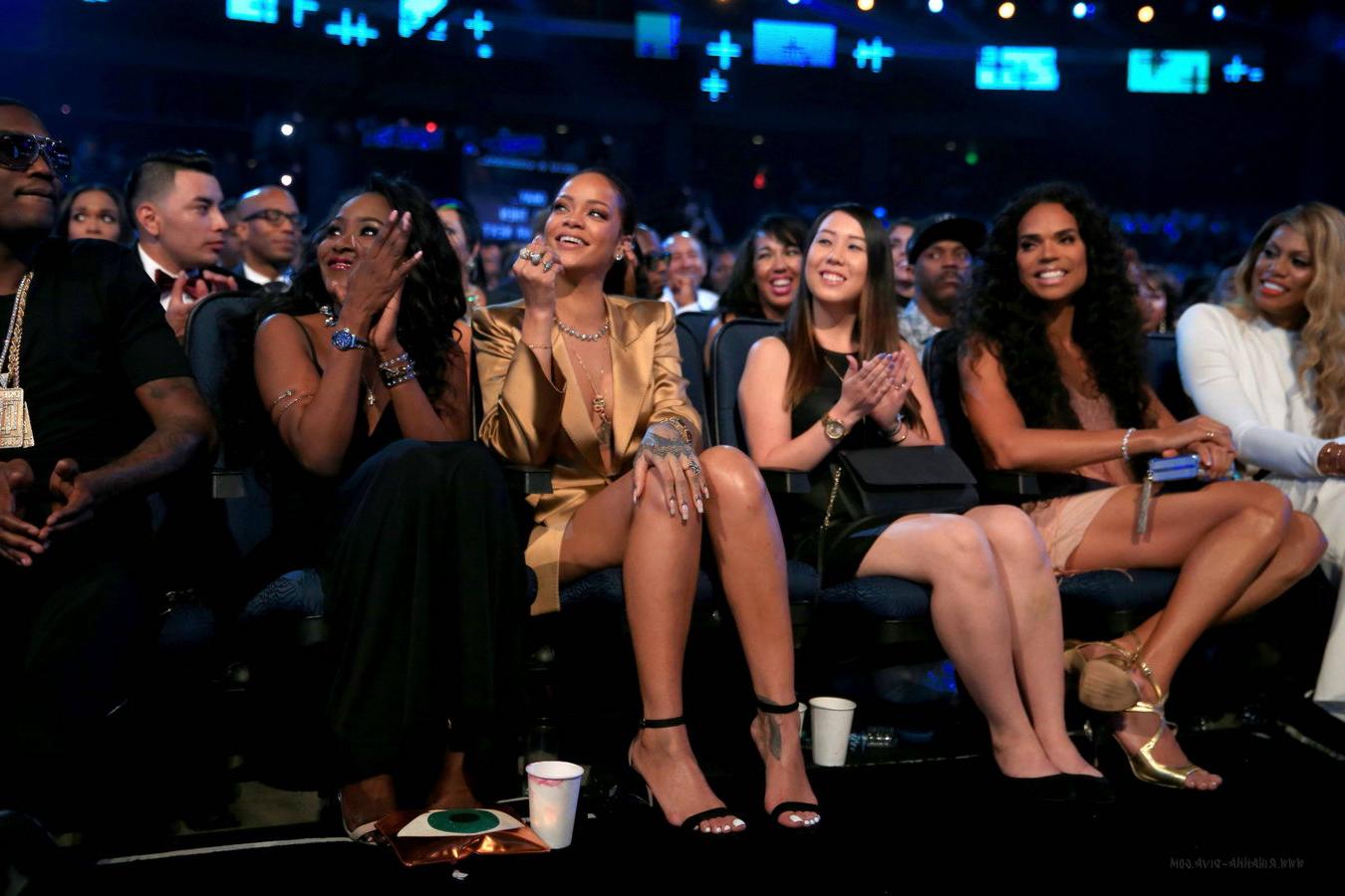 8P Rihanna sexy legs pics