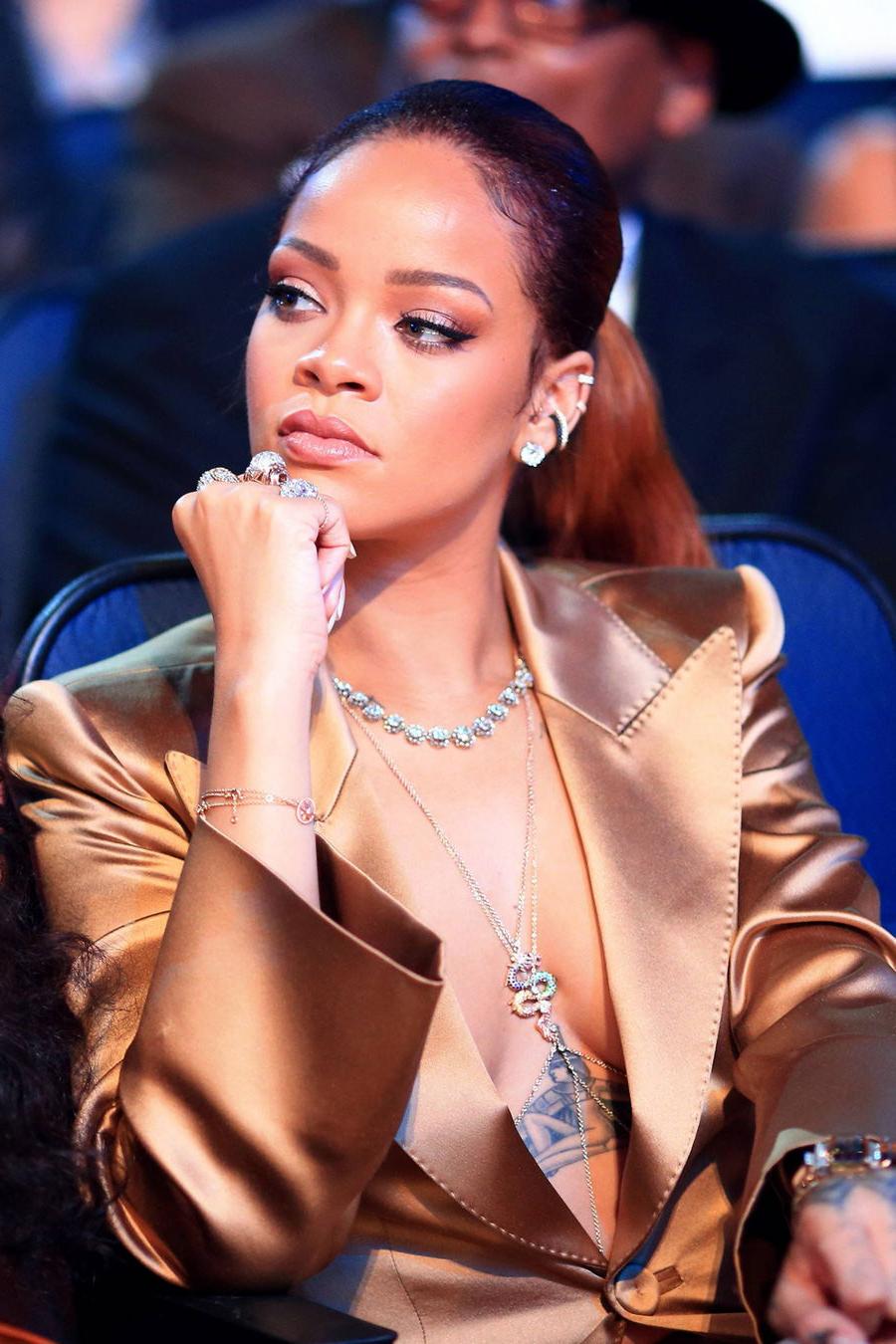 8P Rihanna sexy legs pics