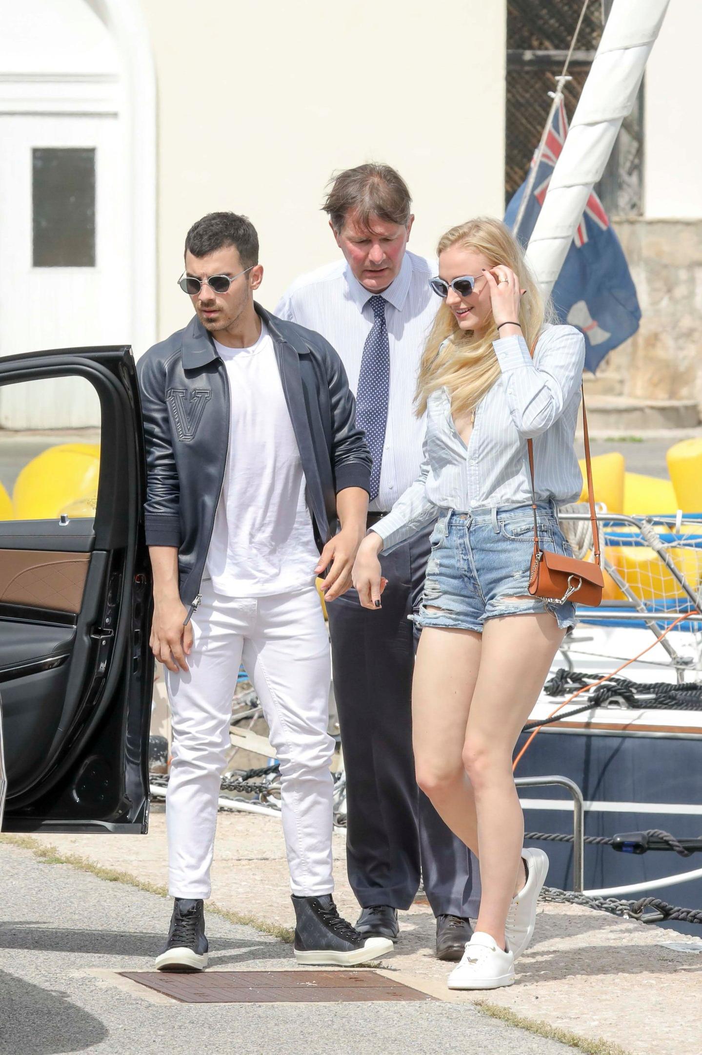 9P Sophie Turner And Her Long Sexy Legs