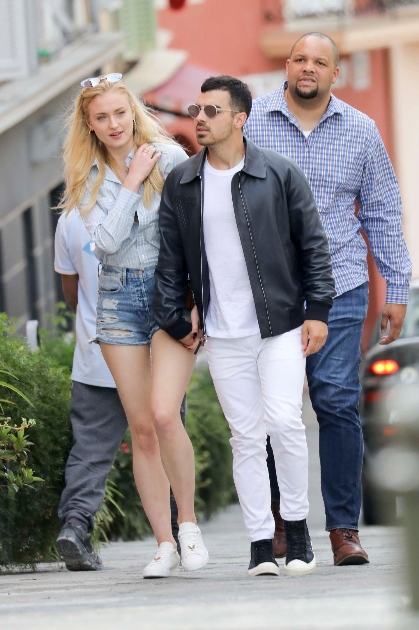 9P Sophie Turner And Her Long Sexy Legs