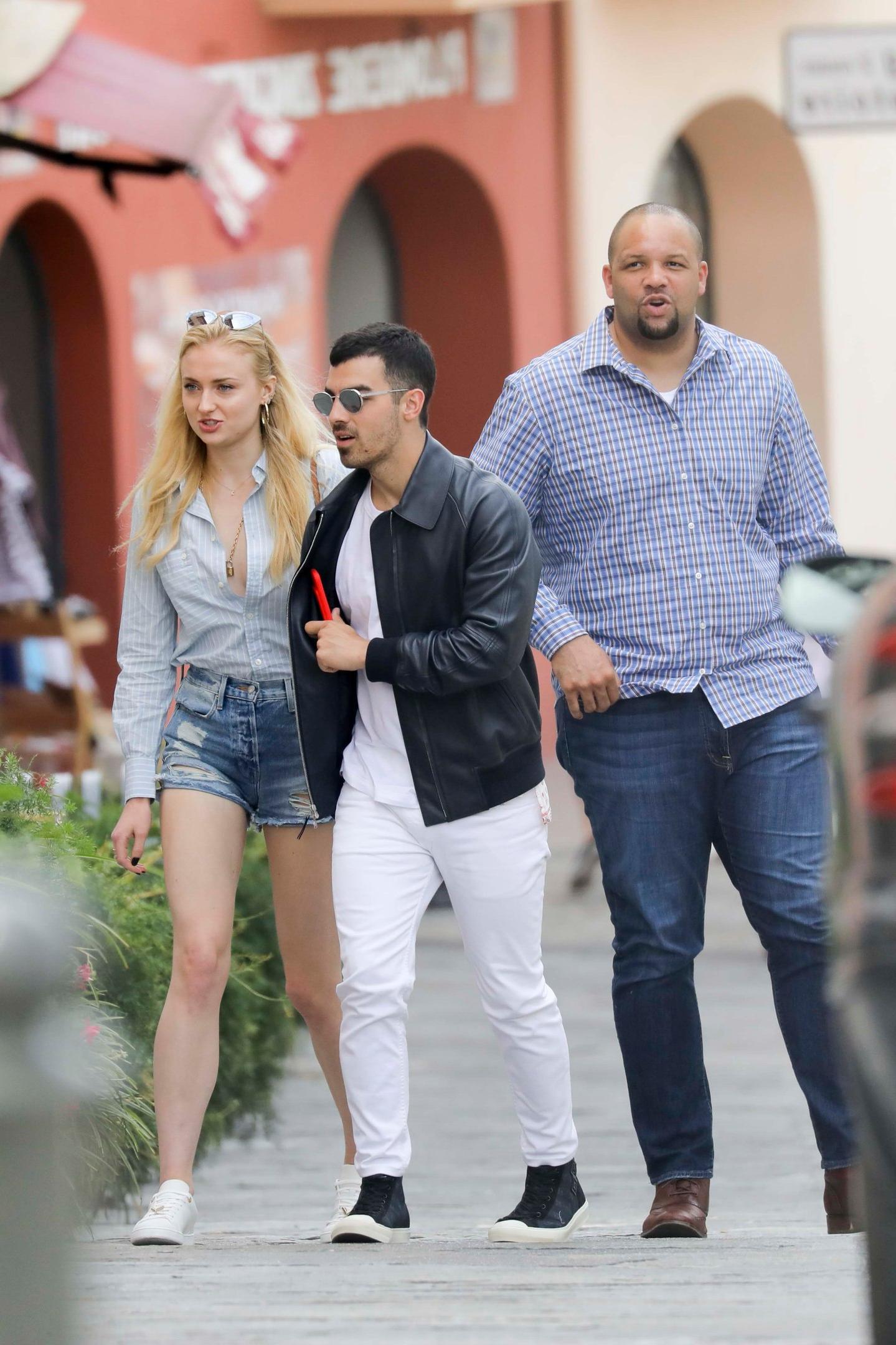 9P Sophie Turner And Her Long Sexy Legs