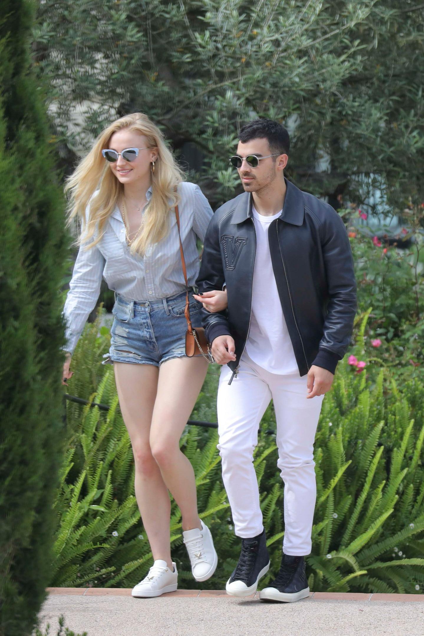 9P Sophie Turner And Her Long Sexy Legs