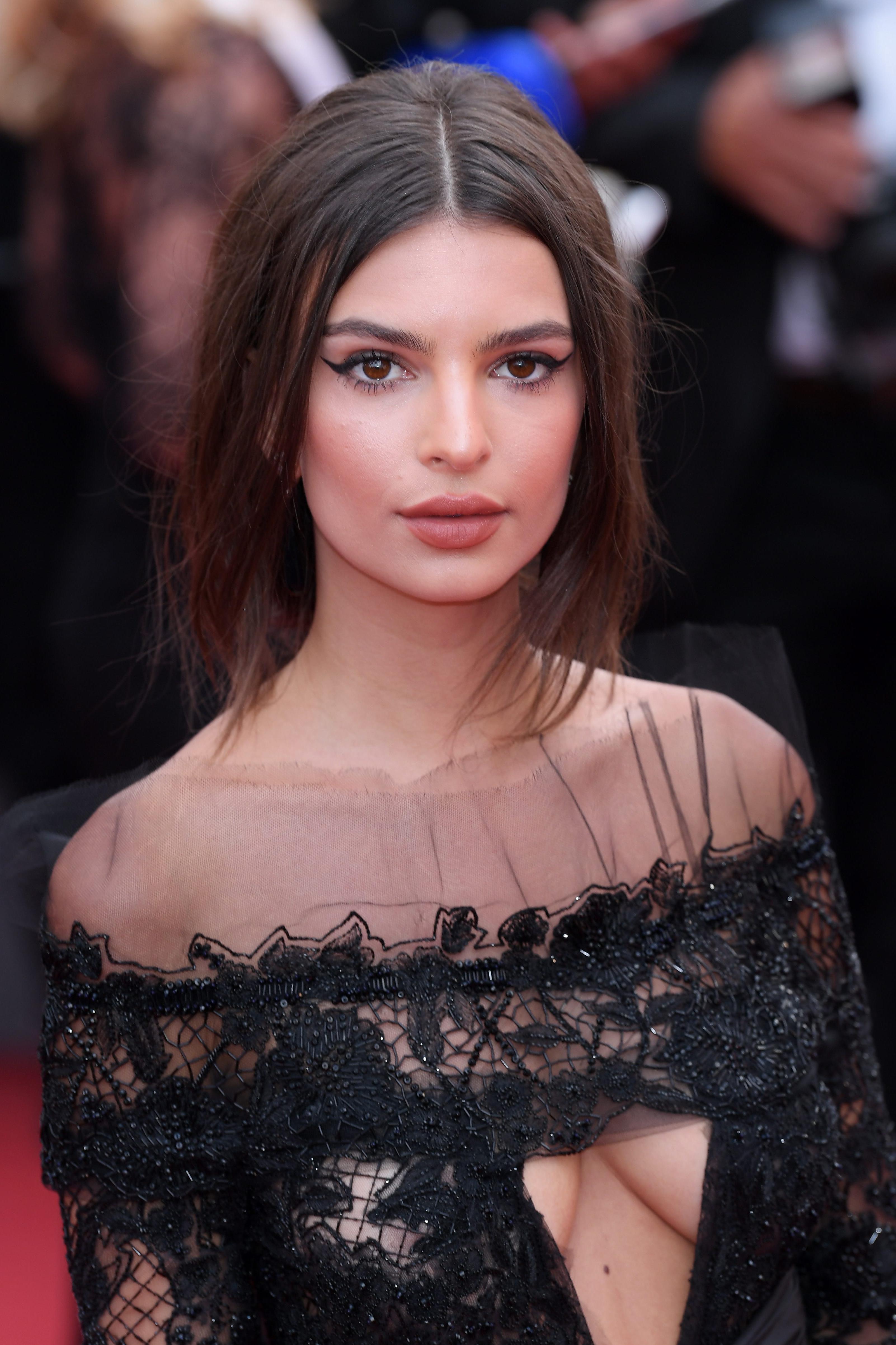 17P Emily Ratajkowski Makes Boob Window Dresses Stylish