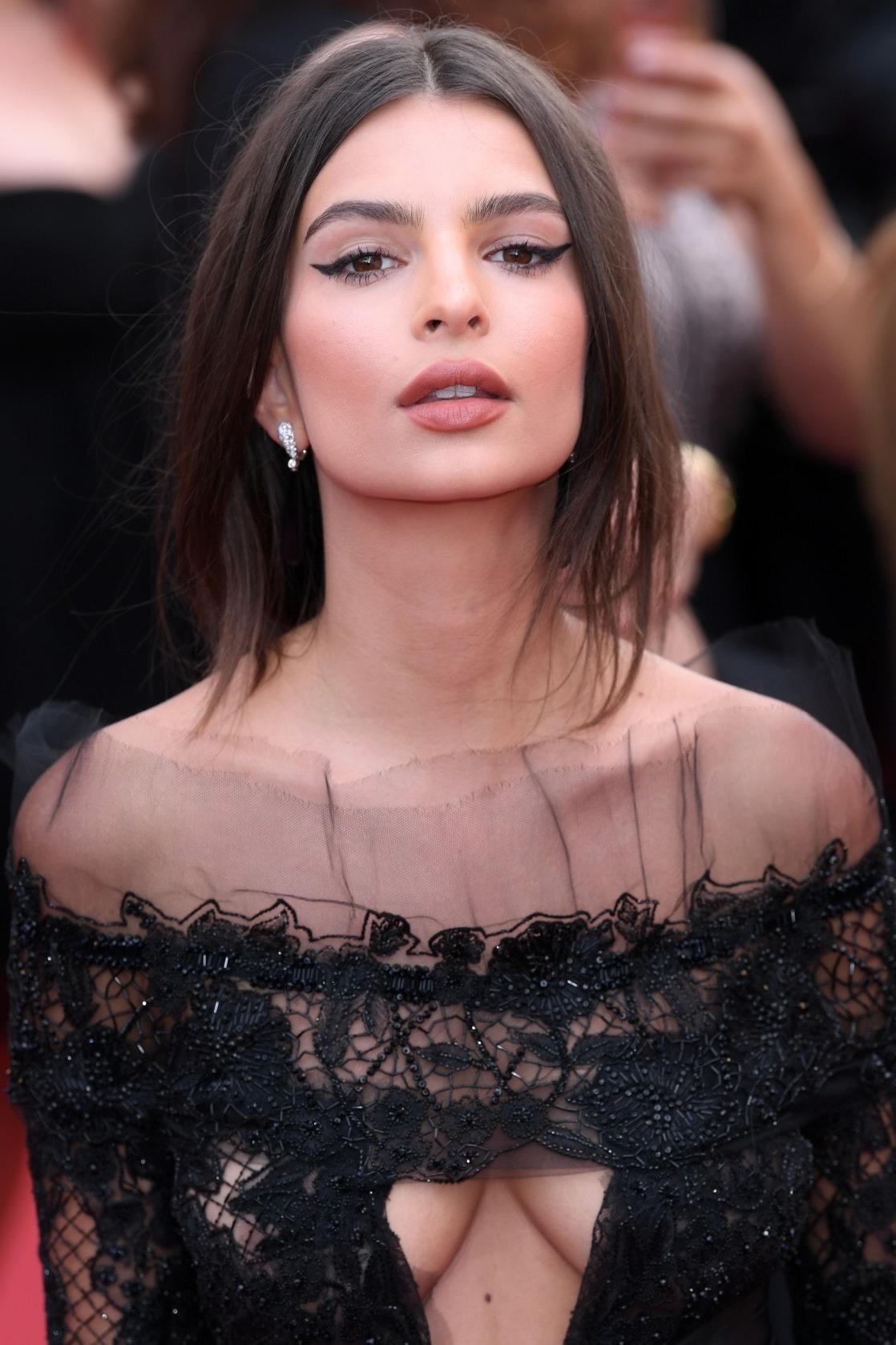 17P Emily Ratajkowski Makes Boob Window Dresses Stylish