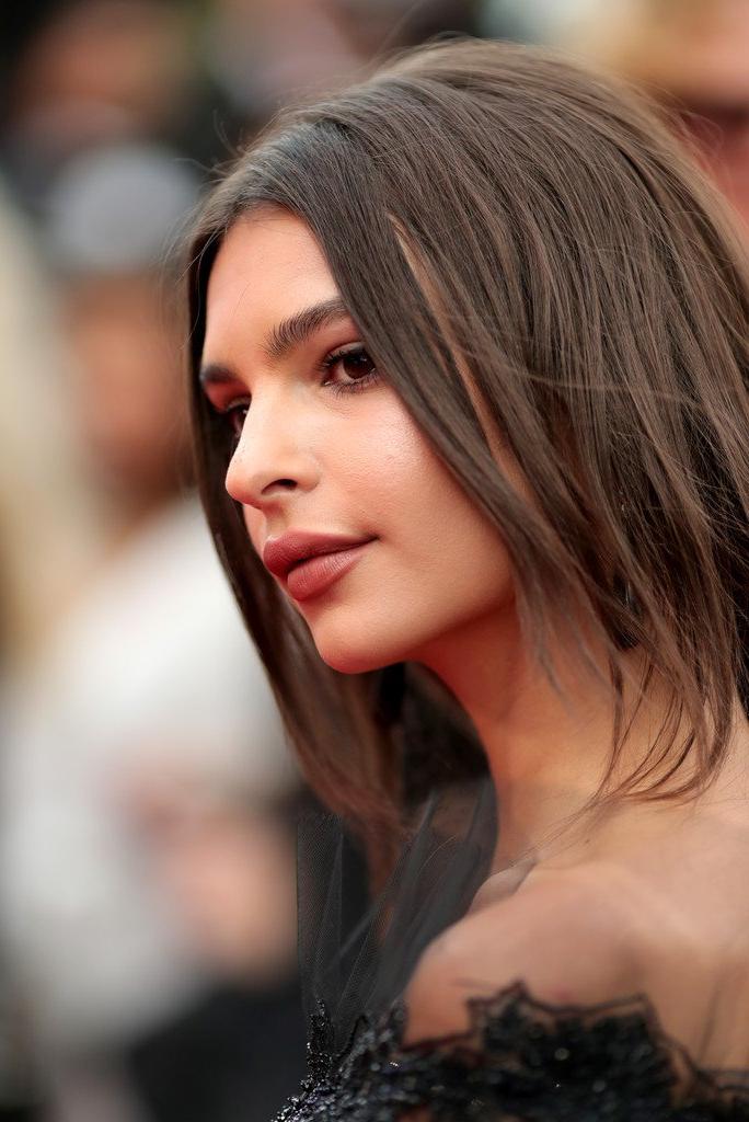 17P Emily Ratajkowski Makes Boob Window Dresses Stylish