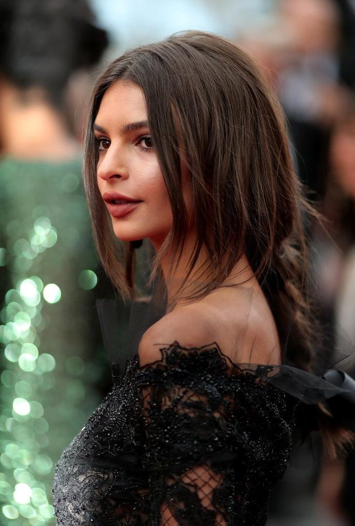 17P Emily Ratajkowski Makes Boob Window Dresses Stylish