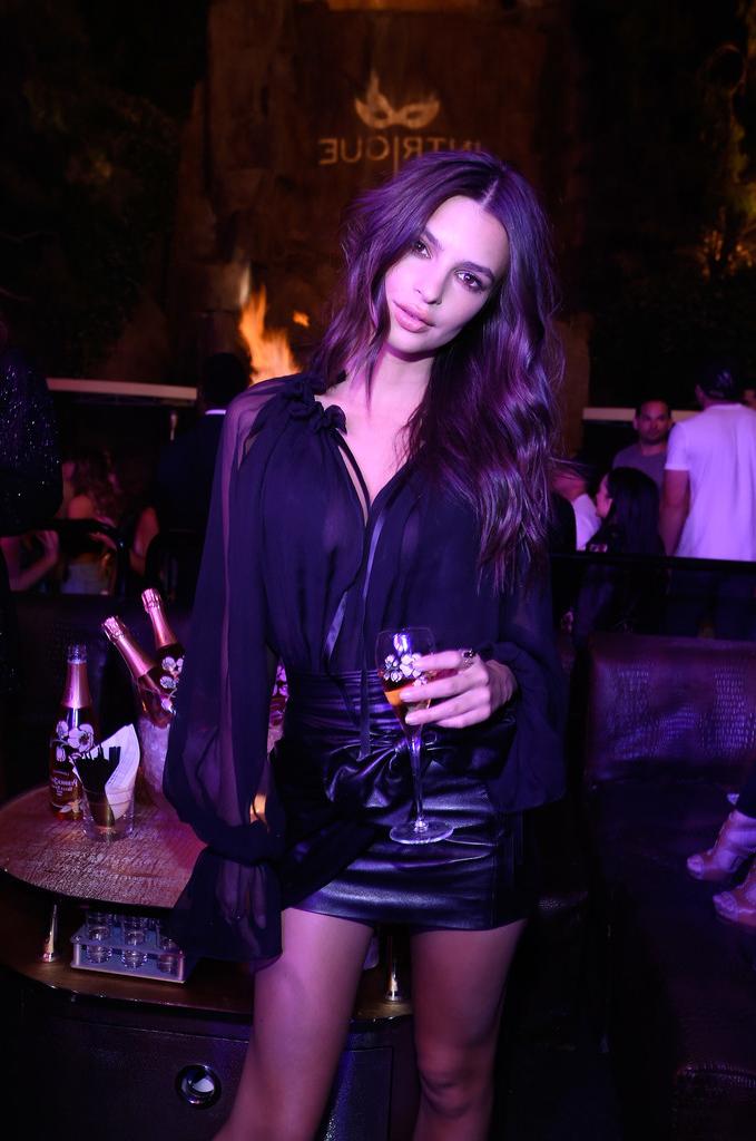 4P Emily Ratajkowski Showing Off Her Sexy Legs