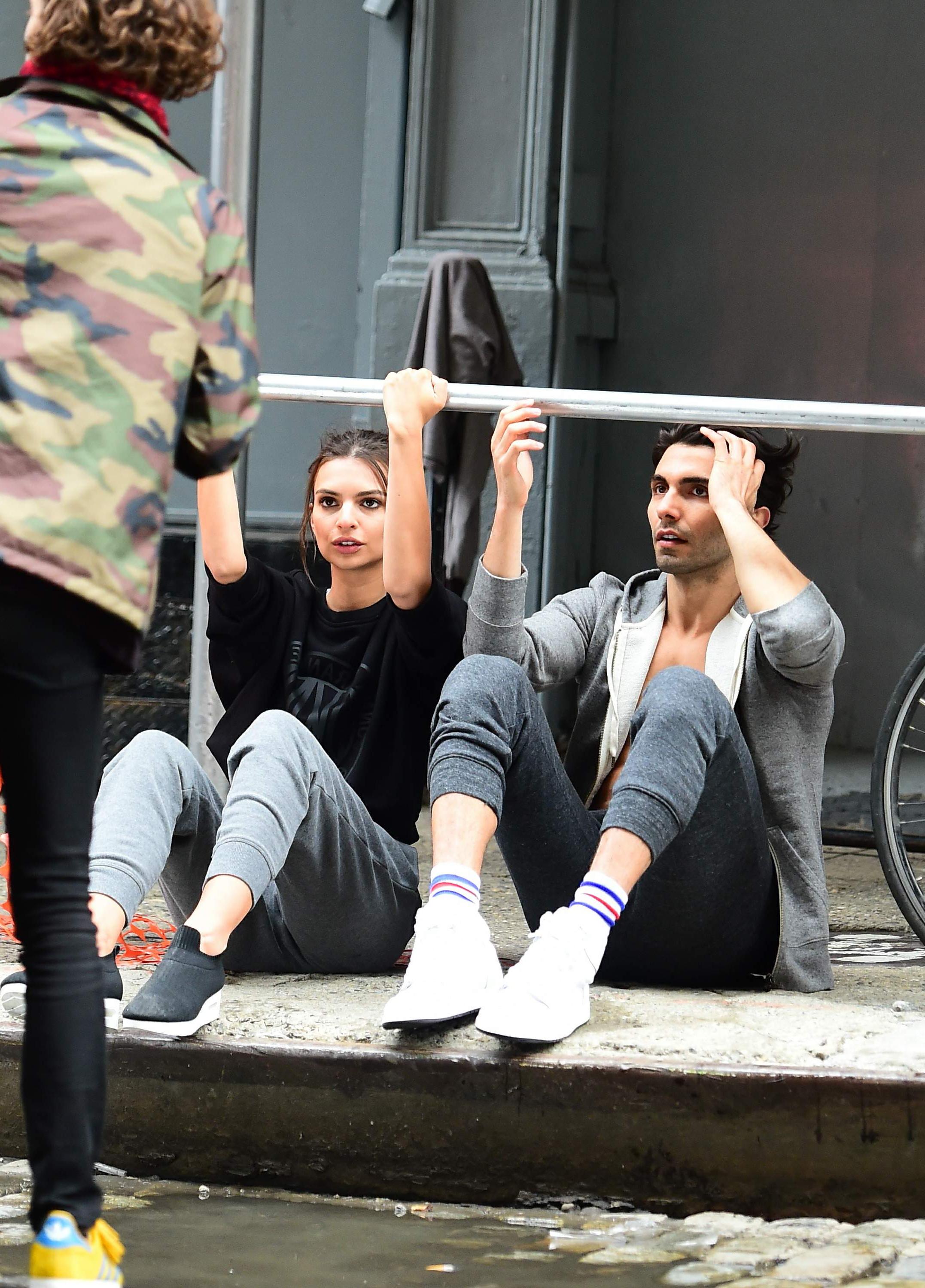 23P Emily Ratajkowski’s Fantastic Workout Outdoors