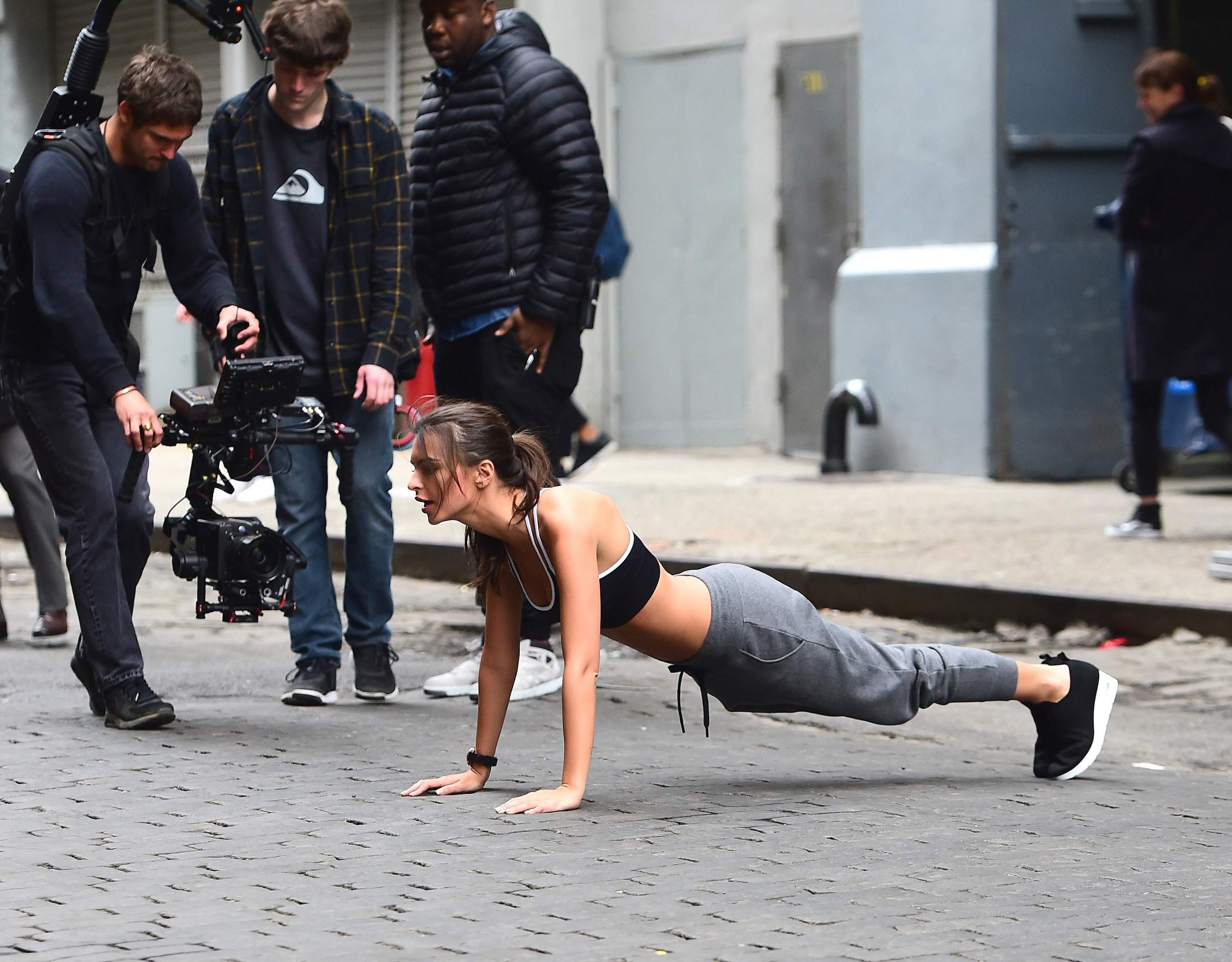 23P Emily Ratajkowski’s Fantastic Workout Outdoors