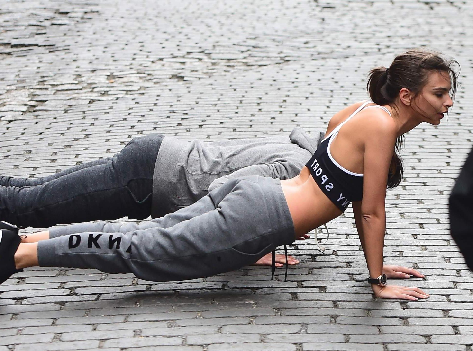 23P Emily Ratajkowski’s Fantastic Workout Outdoors