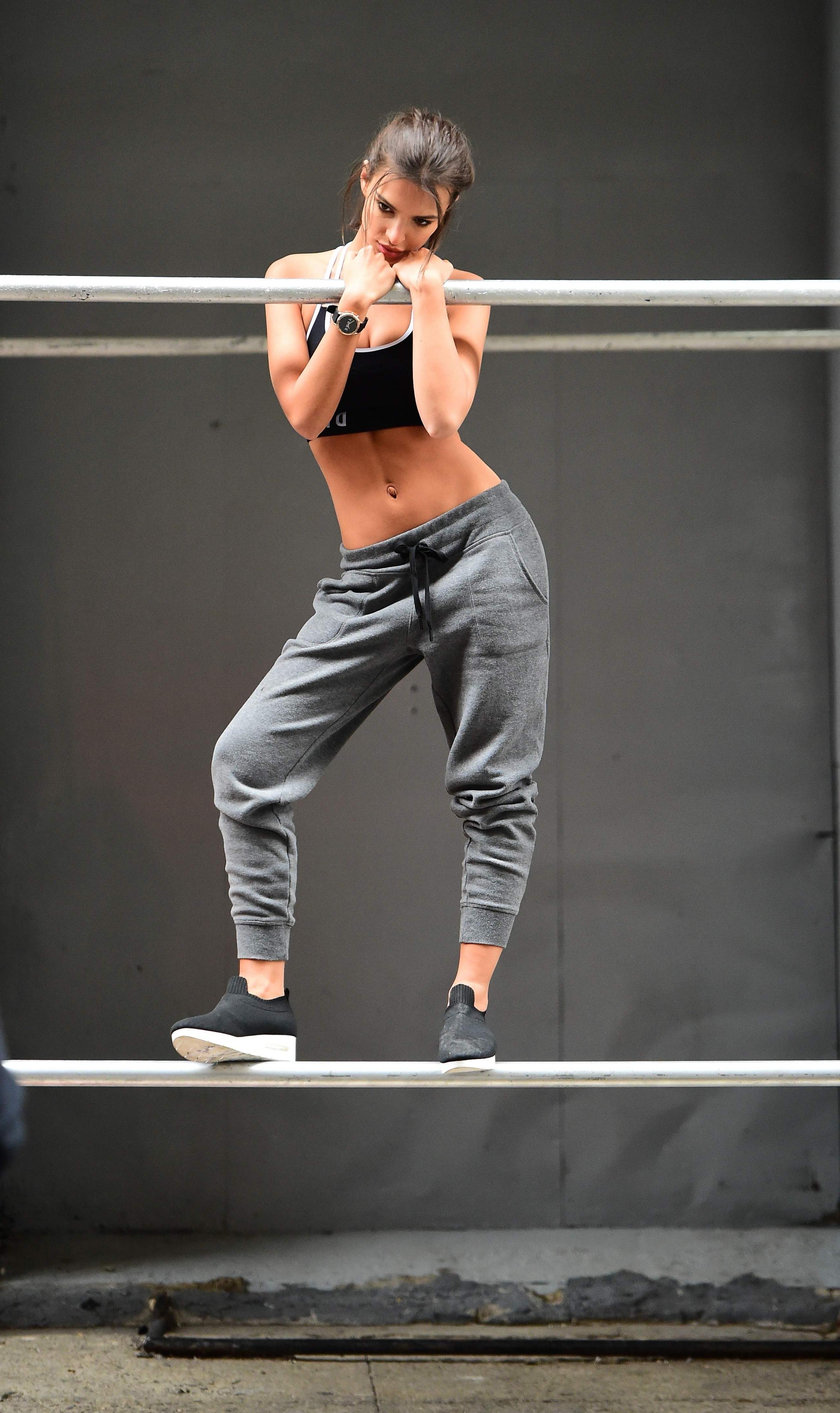 23P Emily Ratajkowski’s Fantastic Workout Outdoors