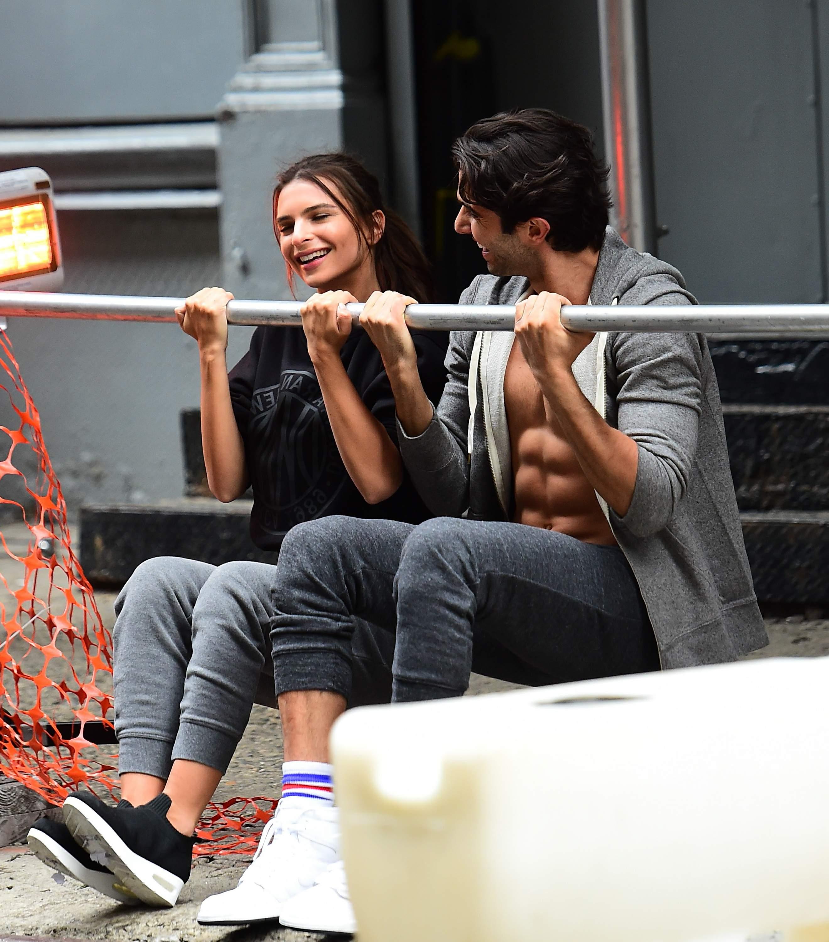 23P Emily Ratajkowski’s Fantastic Workout Outdoors