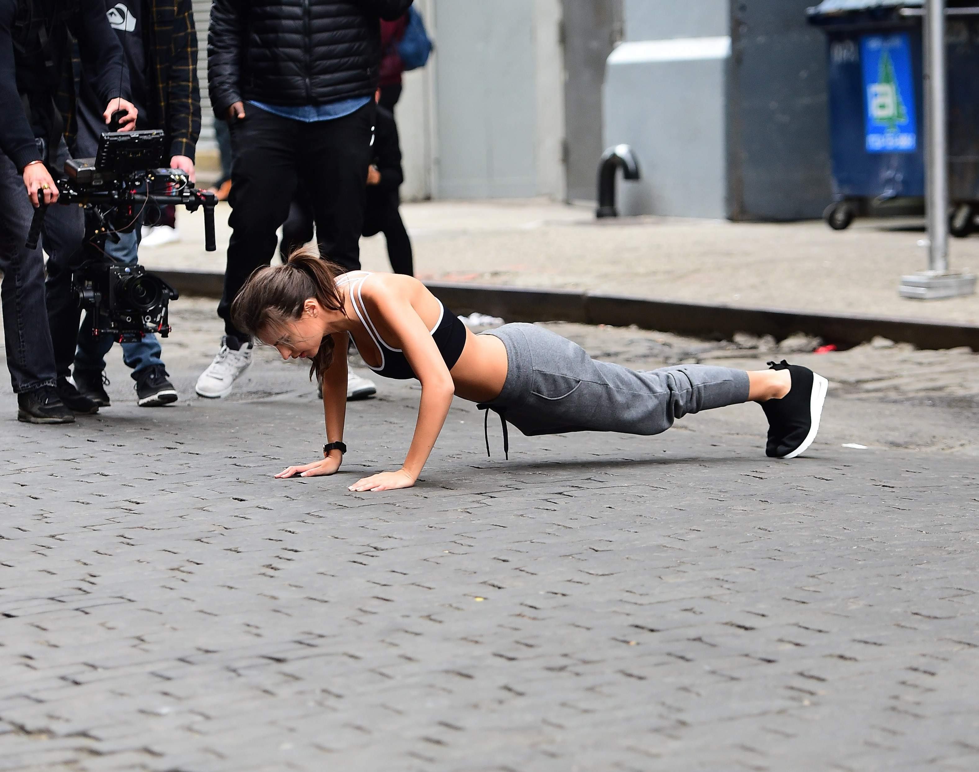 23P Emily Ratajkowski’s Fantastic Workout Outdoors