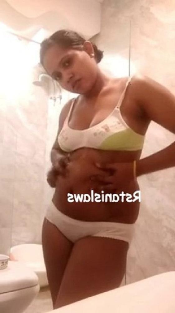 12P Sri Lankan Aunty Getting Nude at Barth room