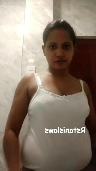 12P Sri Lankan Aunty Getting Nude at Barth room