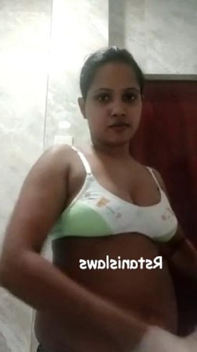 12P Sri Lankan Aunty Getting Nude at Barth room