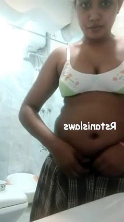 12P Sri Lankan Aunty Getting Nude at Barth room