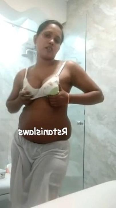 12P Sri Lankan Aunty Getting Nude at Barth room