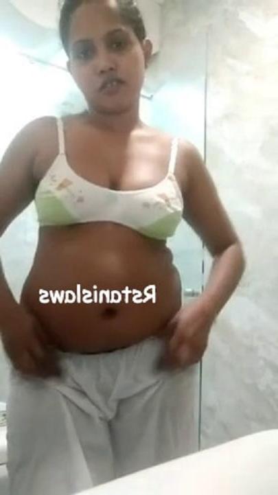 12P Sri Lankan Aunty Getting Nude at Barth room