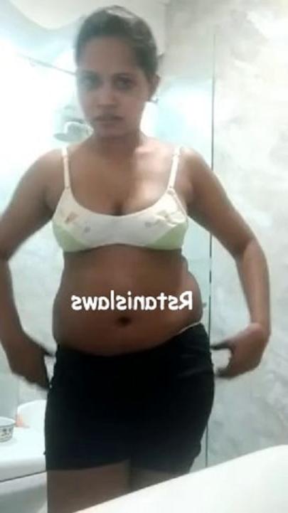 12P Sri Lankan Aunty Getting Nude at Barth room