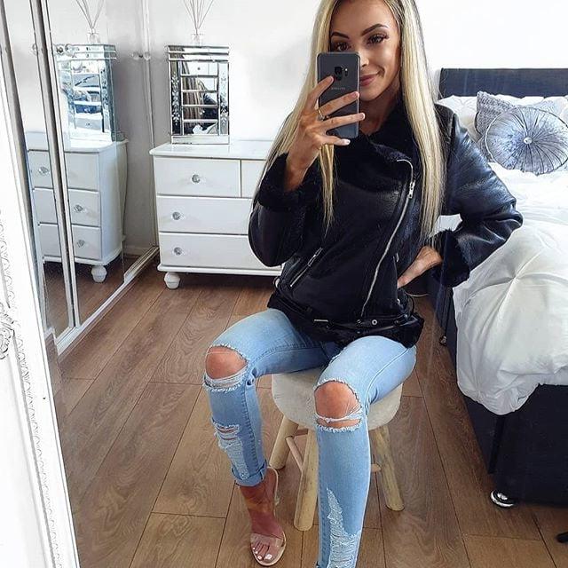 25P Sexy UK babe (feet, insta, fitness, white)