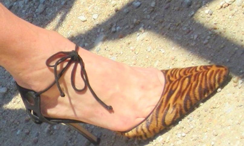 25P Signs, shoes, feet, legs misc