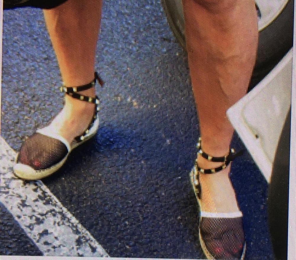 25P Signs, shoes, feet, legs misc