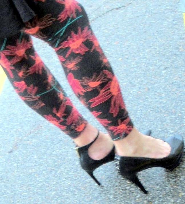 25P Signs, shoes, feet, legs misc