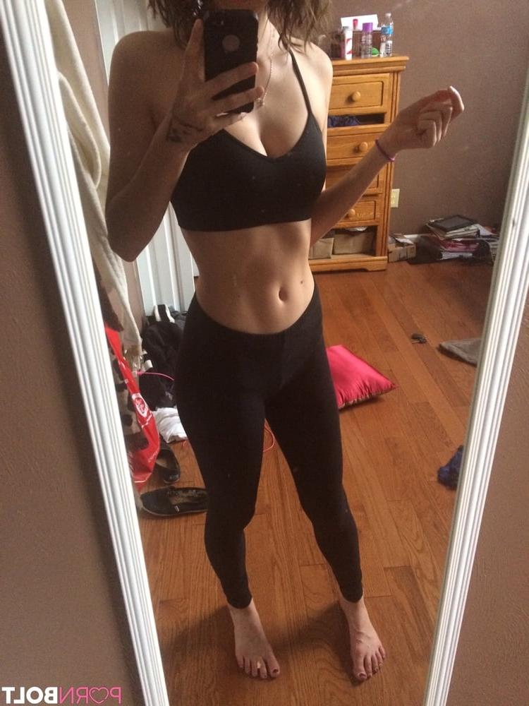 25P Hot Fitness Teen Selfies