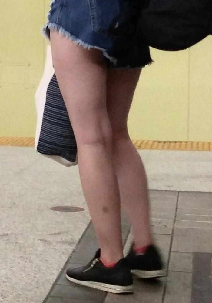 25P Candid legs and feet....