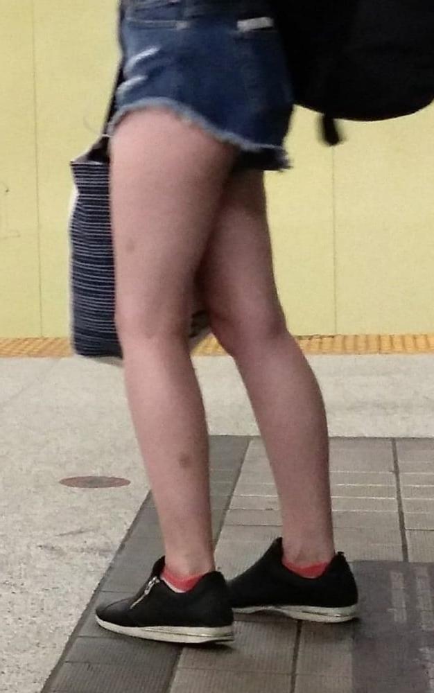 25P Candid legs and feet....