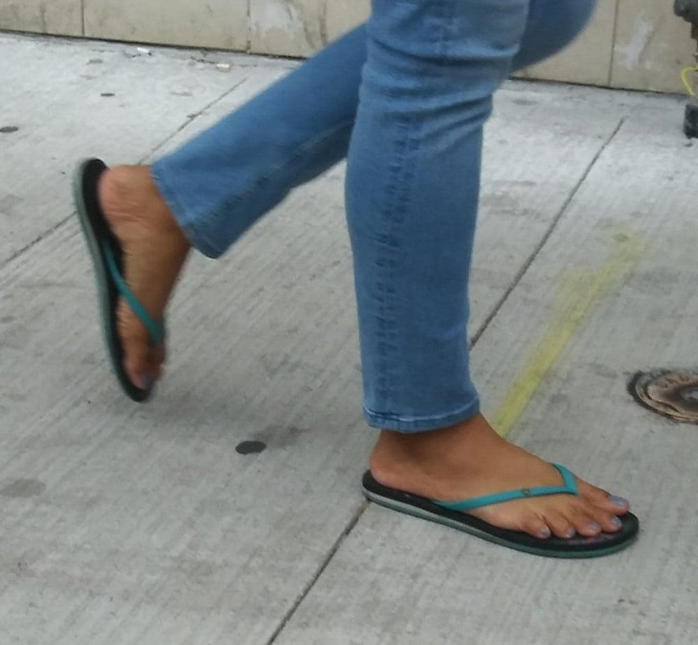 25P Candid legs and feet....