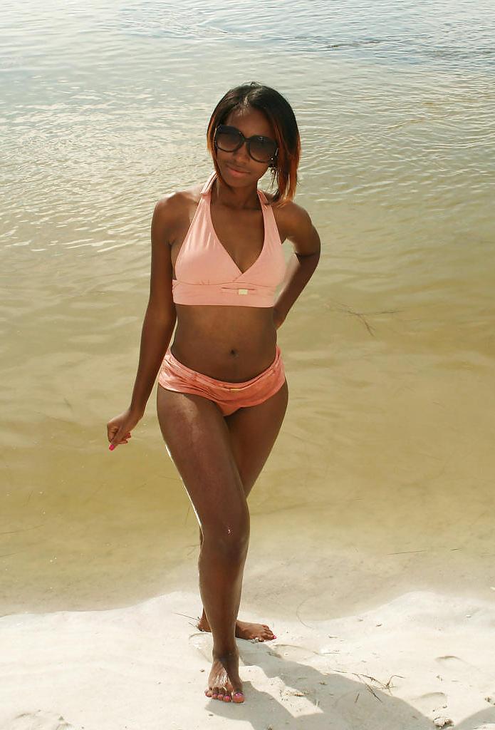 25P CUTE BLACK TEENS ON THE BEACH I