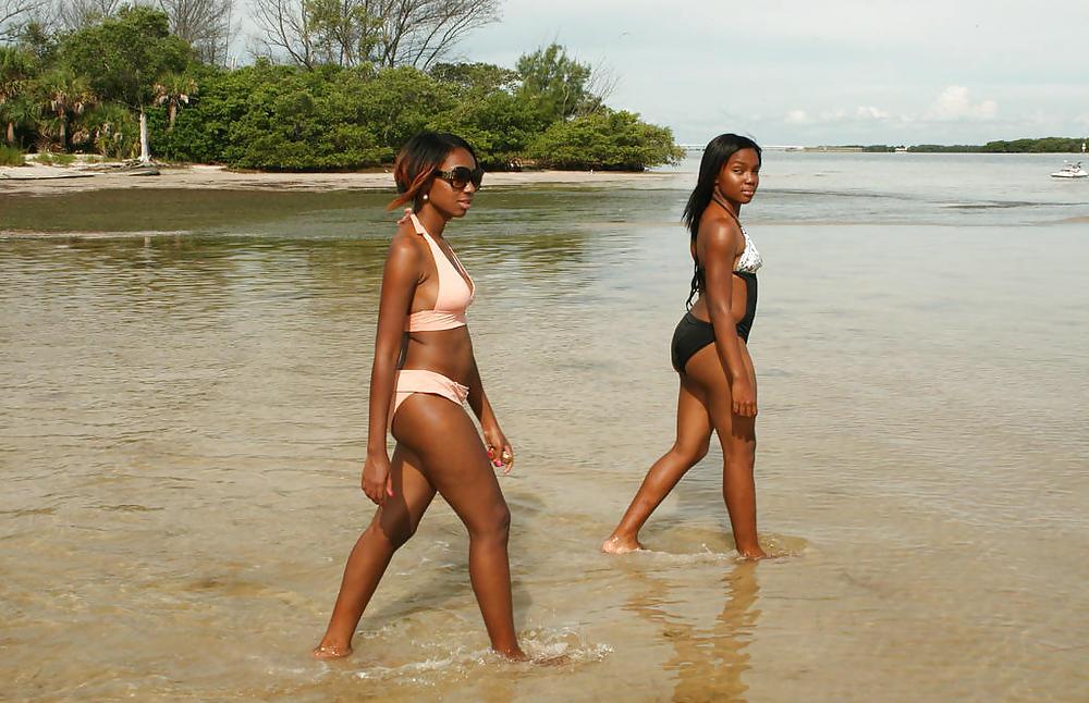 25P CUTE BLACK TEENS ON THE BEACH I