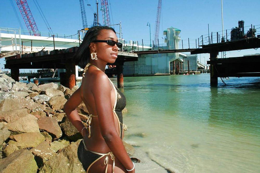 25P CUTE BLACK TEENS ON THE BEACH I