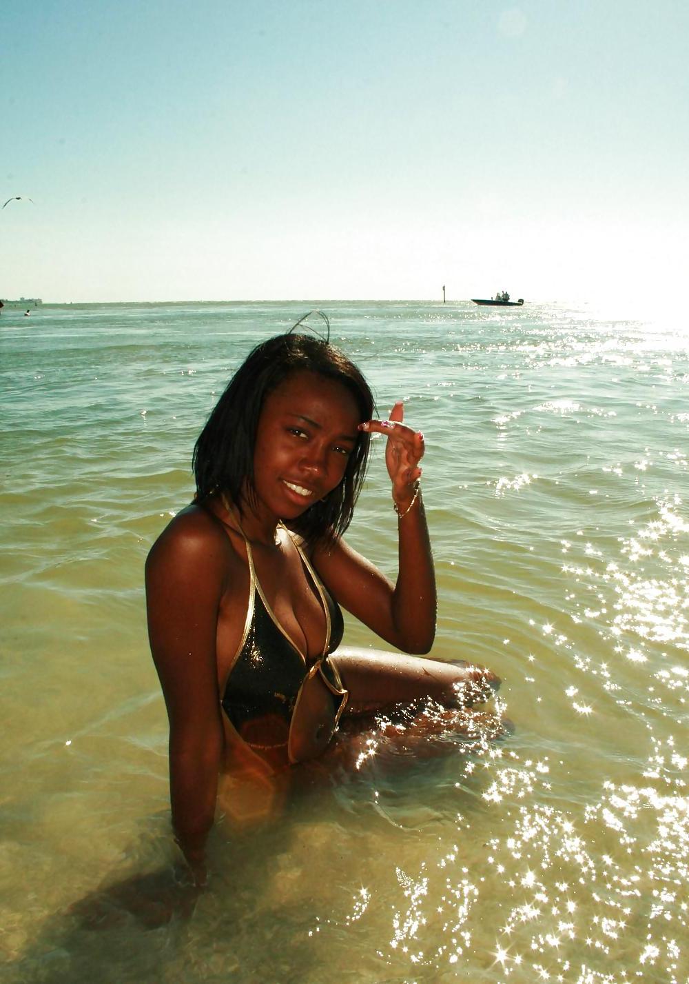 25P CUTE BLACK TEENS ON THE BEACH I