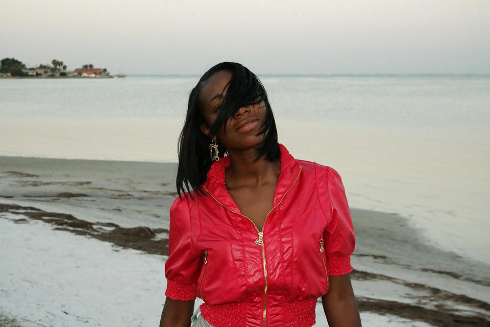 25P CUTE BLACK TEENS ON THE BEACH I