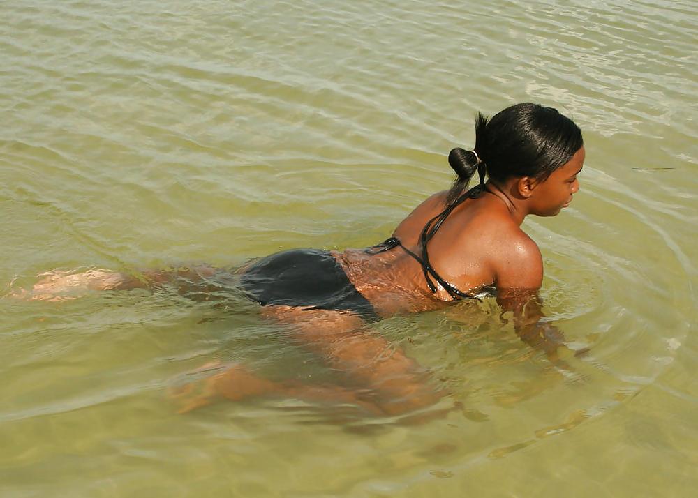 25P CUTE BLACK TEENS ON THE BEACH II