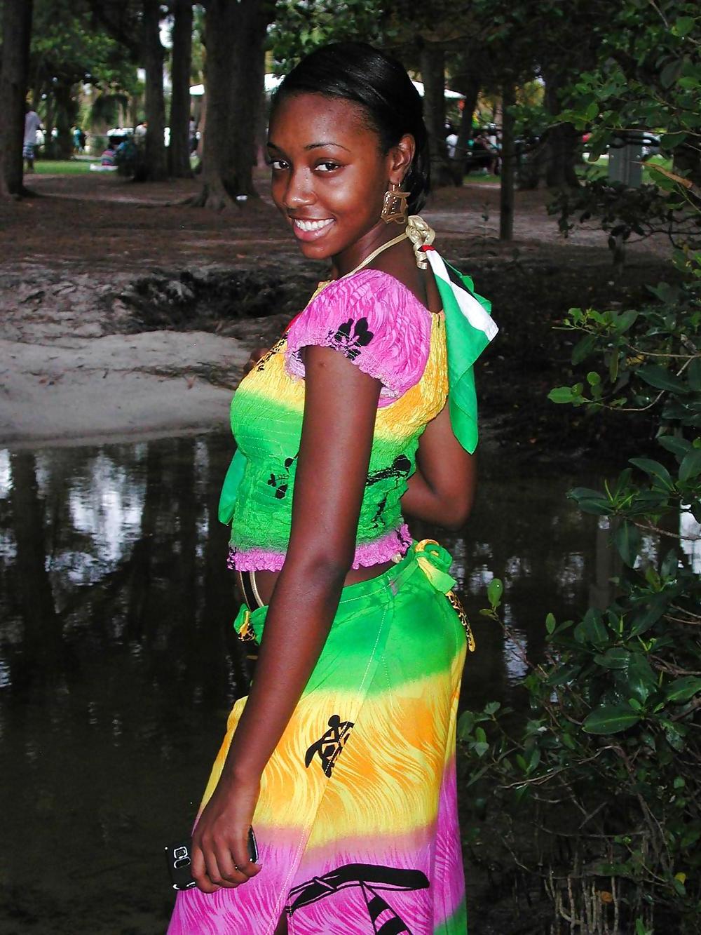 25P CUTE BLACK TEENS ON THE BEACH II