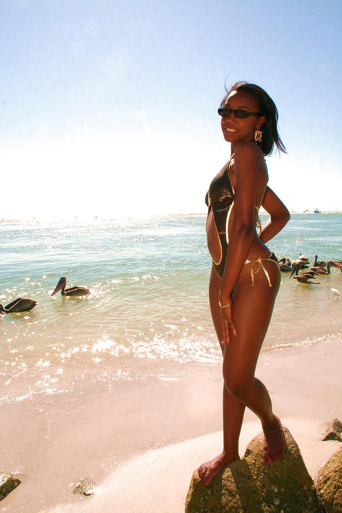 25P CUTE BLACK TEENS ON THE BEACH II