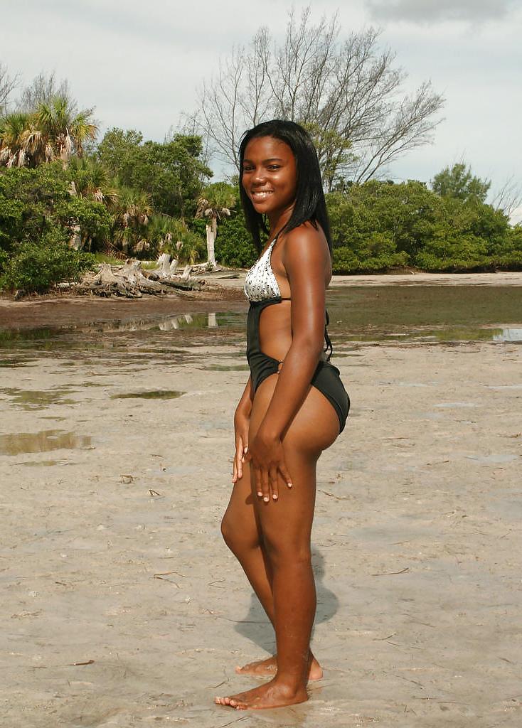 25P CUTE BLACK TEENS ON THE BEACH II