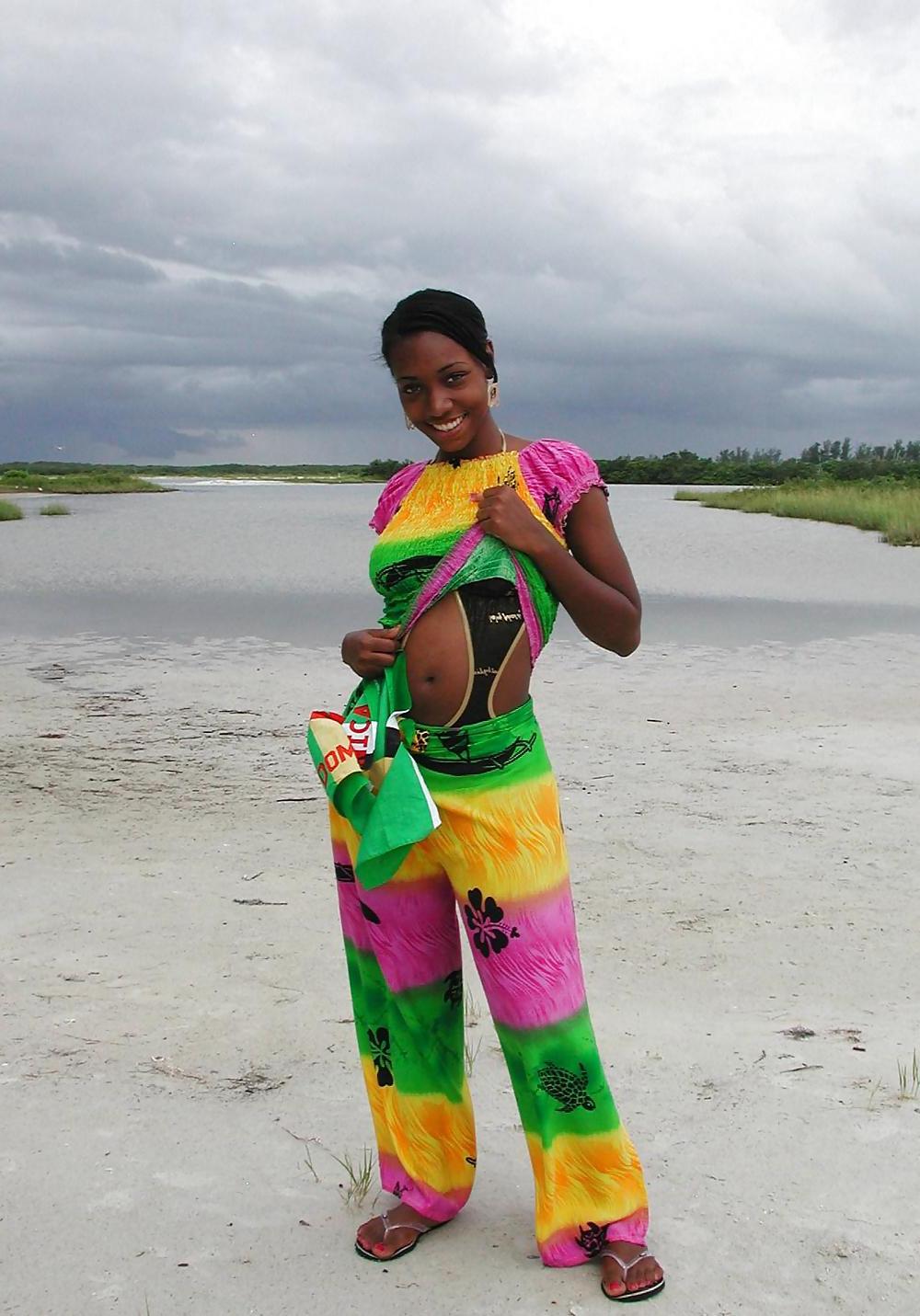 25P CUTE BLACK TEENS ON THE BEACH II
