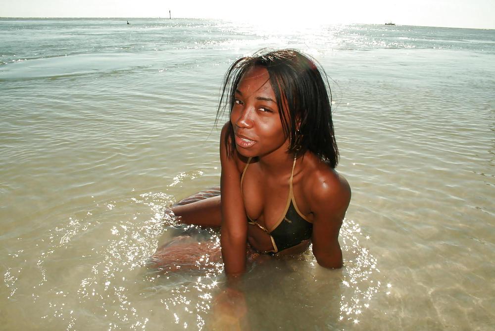 25P CUTE BLACK TEENS ON THE BEACH III