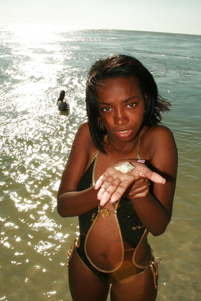 25P CUTE BLACK TEENS ON THE BEACH III